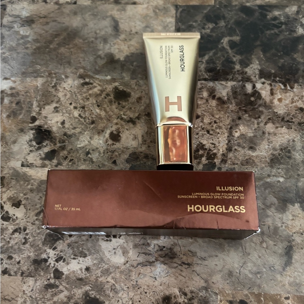 Hourglass Illusion Luminous Glow Foundation 1.1 fl oz COLOR 15 Makeup BeautyNew